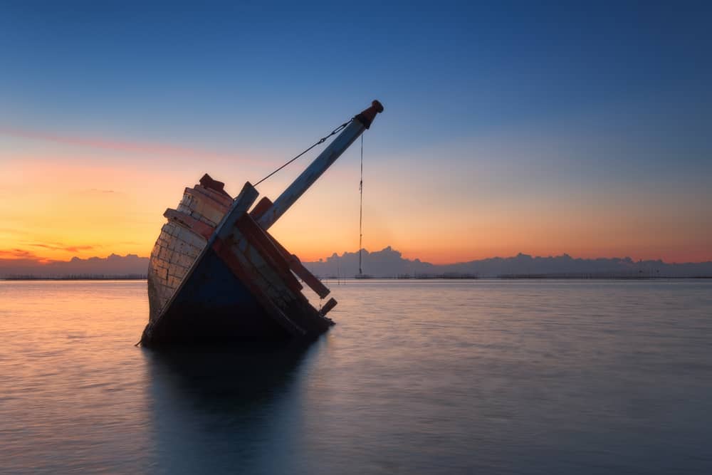 Dream About Sinking Ship (Spiritual Meanings & Interpretation)