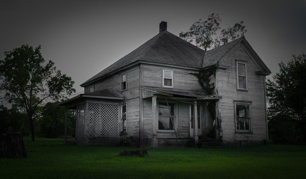 Dream About Haunted House (Spiritual Meanings & Interpretation)